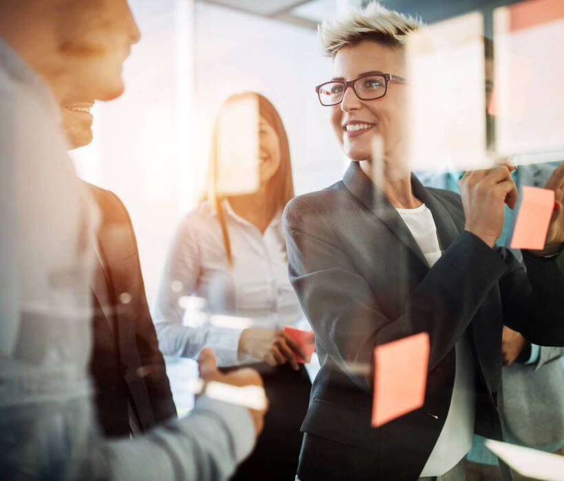 Geschäftsleute planen gemeinsam im Büro eine Strategie