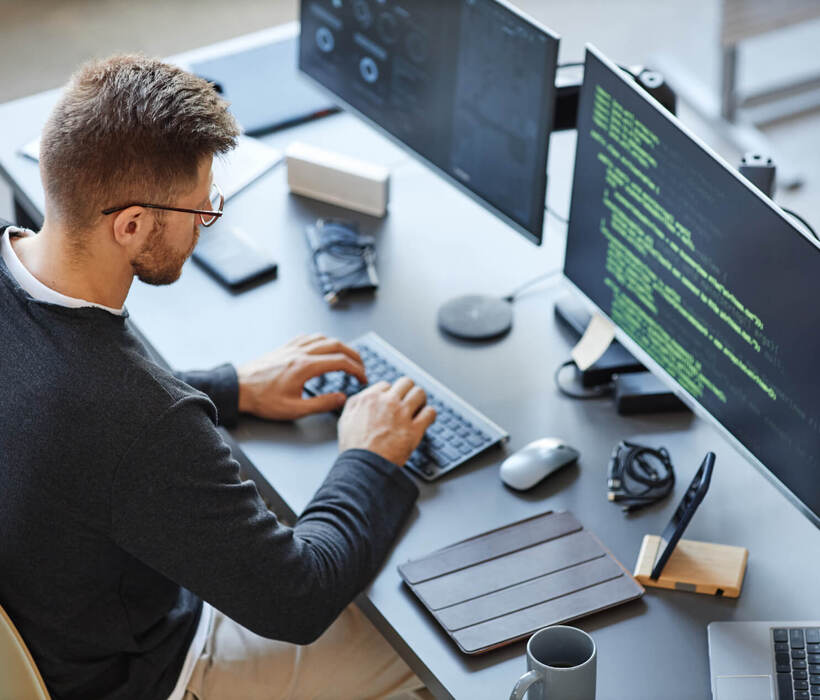 Person, die Computer und Datensysteme im Büro benutzt
