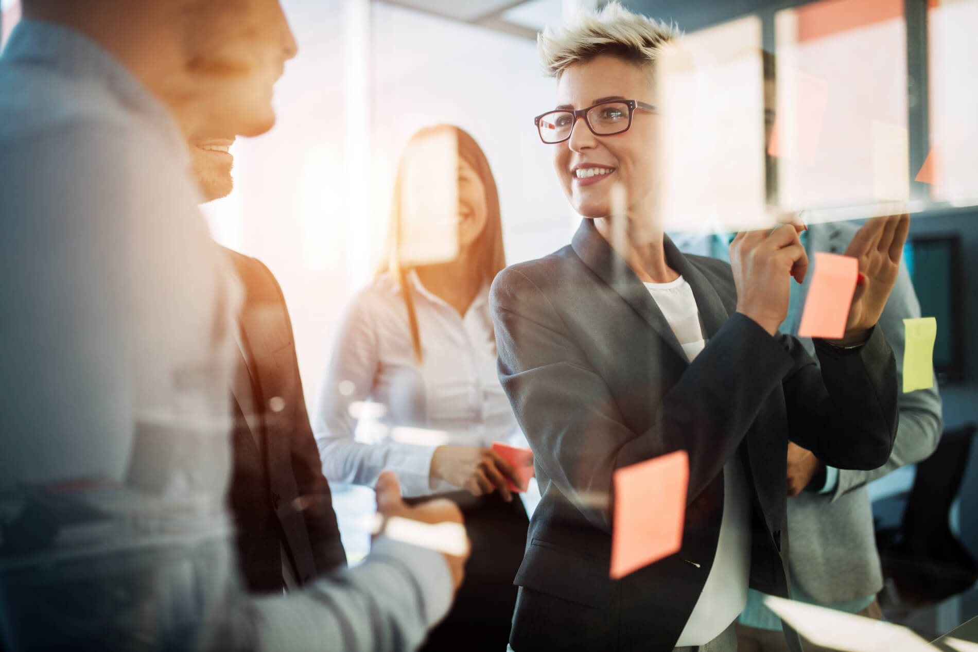 Geschäftsleute planen gemeinsam im Büro eine Strategie