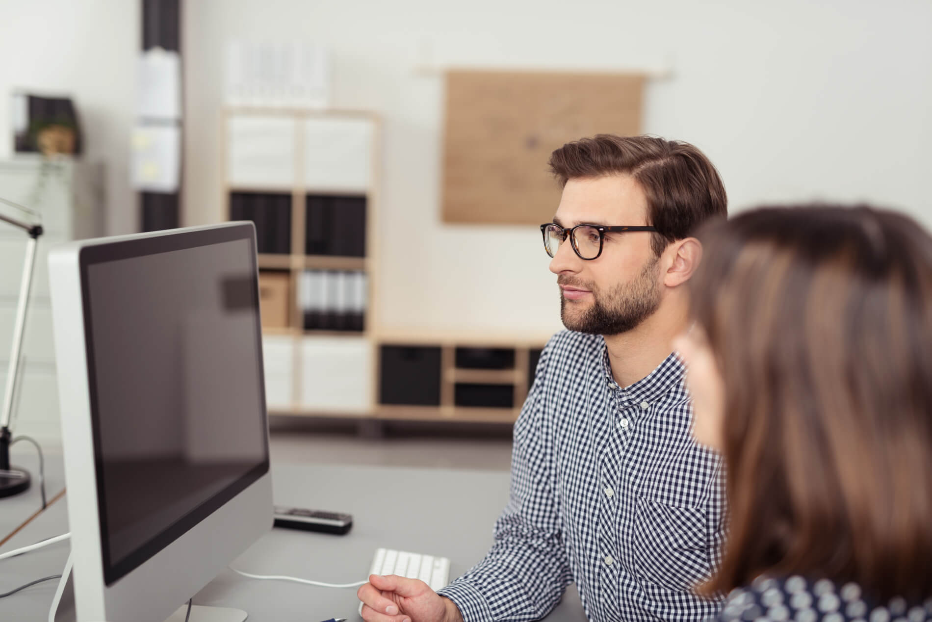 Digitale Angebotssoftware: Mitarbeiter erstellen ein CRM-Angebot auf Laptop und Tablet